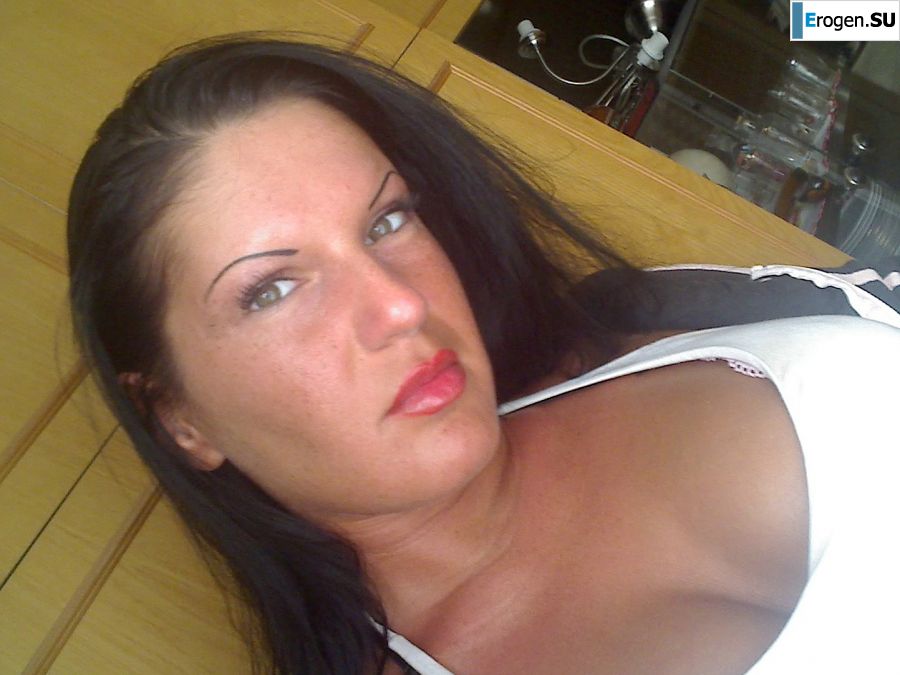 Tanned Latina with big tits shamelessly spread her legs. Photo 43