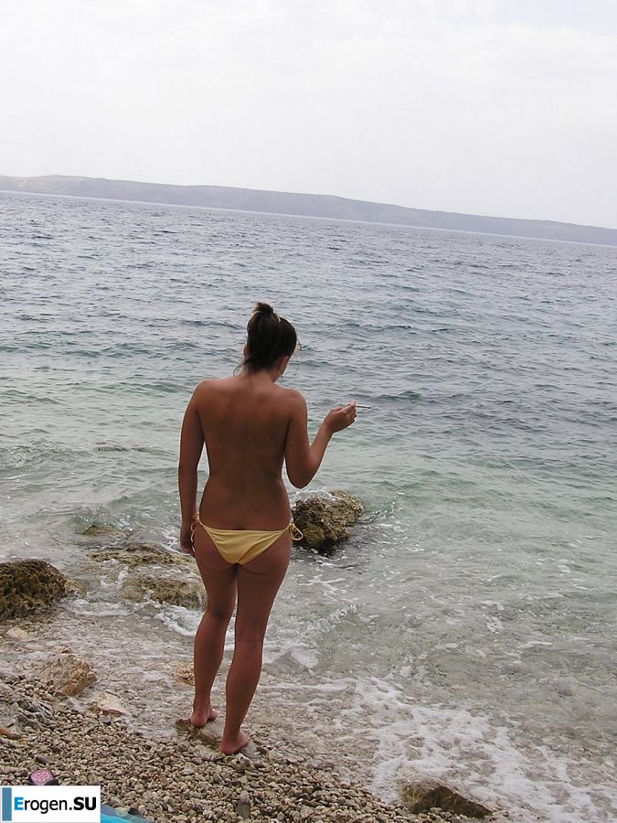 Спортивная студентка разделась на пляже и искупалась нагишом. Фото 11