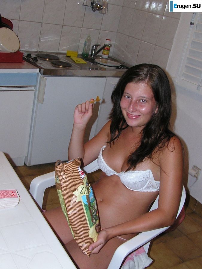 Спортивная студентка разделась на пляже и искупалась нагишом. Фото 22