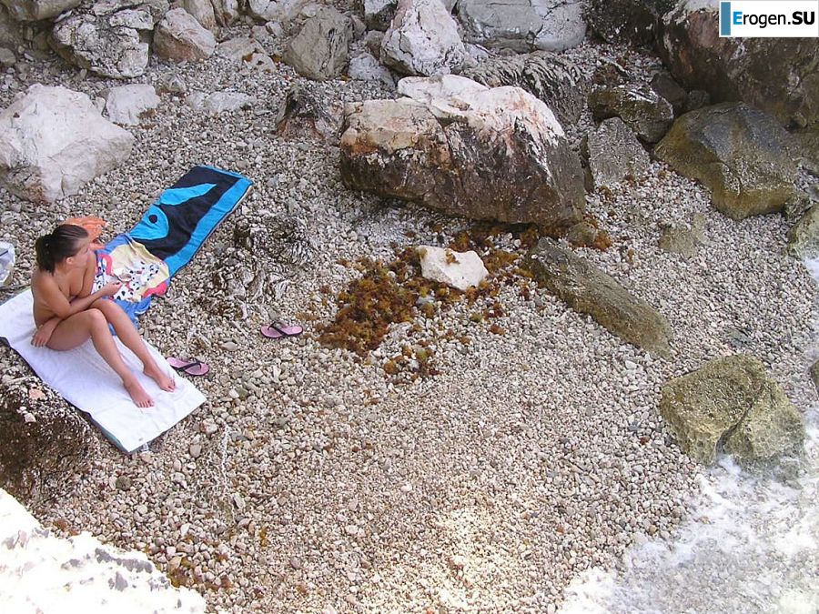 Спортивная студентка разделась на пляже и искупалась нагишом. Фото 23