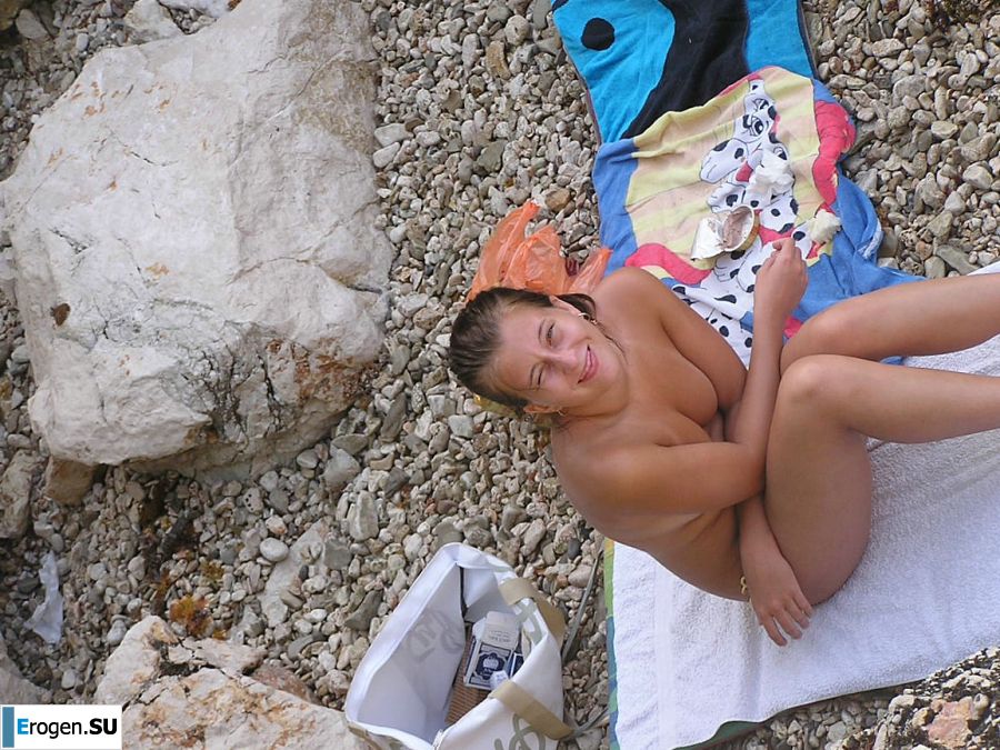 Спортивная студентка разделась на пляже и искупалась нагишом. Фото 24