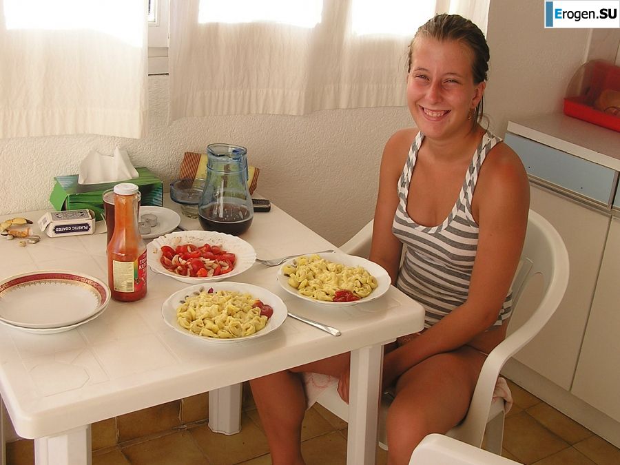 Спортивная студентка разделась на пляже и искупалась нагишом. Фото 29