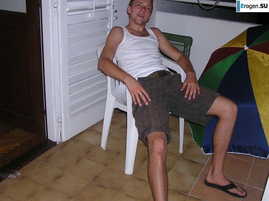 Спортивная студентка разделась на пляже и искупалась нагишом. Фото 3