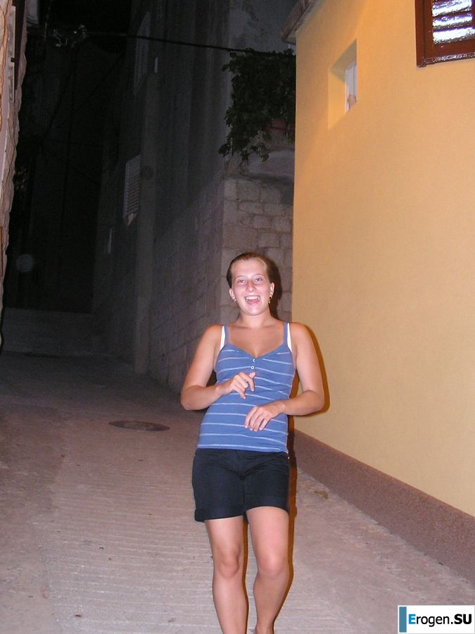 Спортивная студентка разделась на пляже и искупалась нагишом. Фото 31