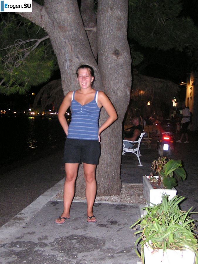 Спортивная студентка разделась на пляже и искупалась нагишом. Фото 32