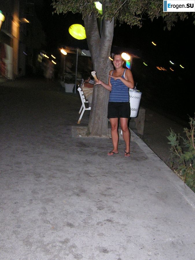 Спортивная студентка разделась на пляже и искупалась нагишом. Фото 33