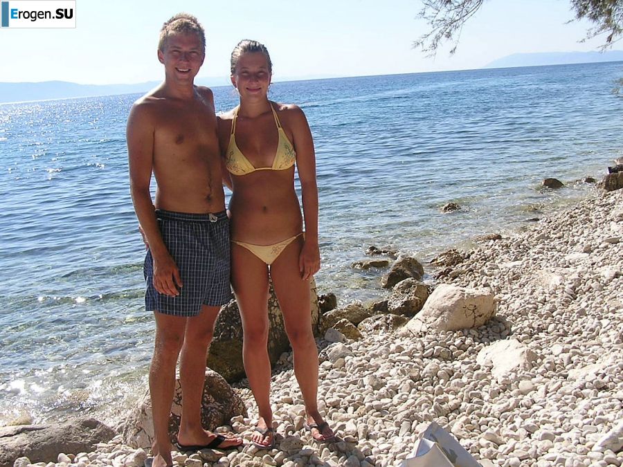 Спортивная студентка разделась на пляже и искупалась нагишом. Фото 34