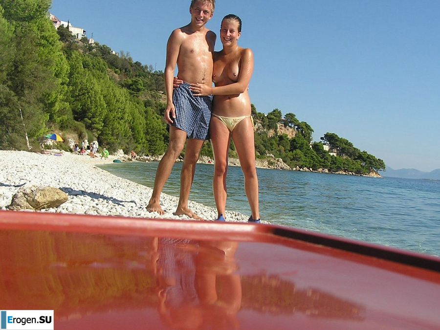 Спортивная студентка разделась на пляже и искупалась нагишом. Фото 36