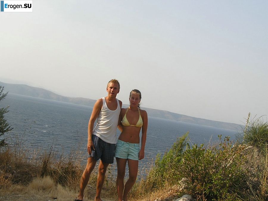 Спортивная студентка разделась на пляже и искупалась нагишом. Фото 37