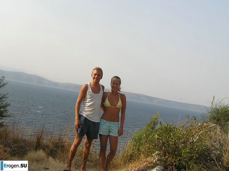 Спортивная студентка разделась на пляже и искупалась нагишом. Фото 38