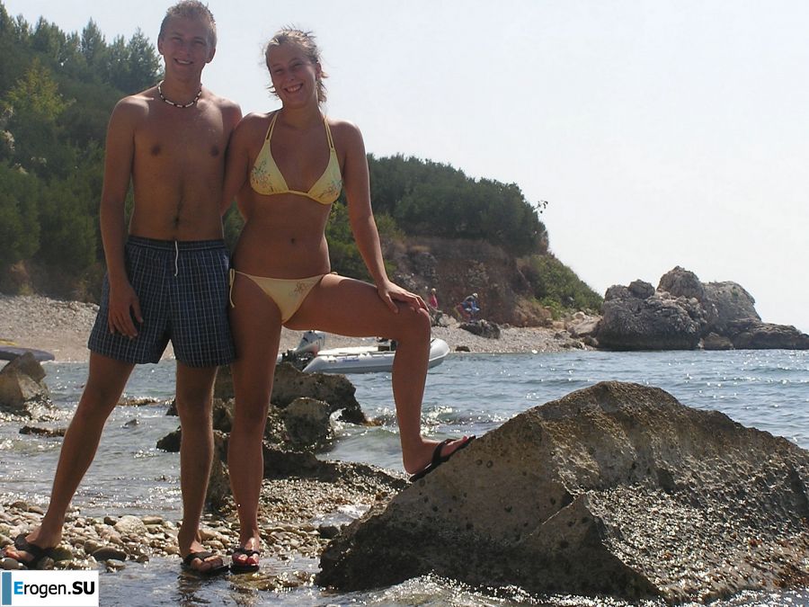 Спортивная студентка разделась на пляже и искупалась нагишом. Фото 40