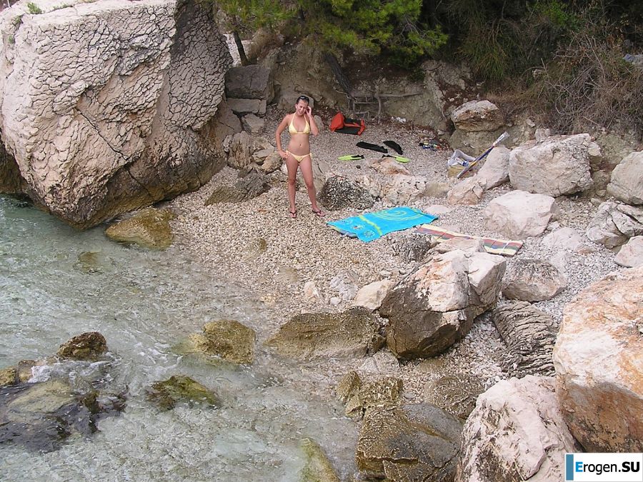 Спортивная студентка разделась на пляже и искупалась нагишом. Фото 9