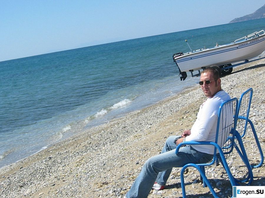 Молодая шалунья ублажает себя пальчиками и вибратором. Фото 29