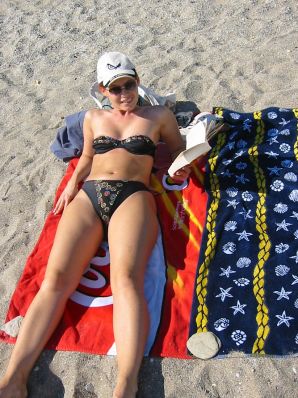 Молодая шалунья ублажает себя пальчиками и вибратором. Эскиз 28