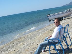 Молодая шалунья ублажает себя пальчиками и вибратором. Эскиз 29