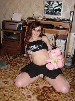 Тощая русская снимает одежду перед любовником. Эскиз 13