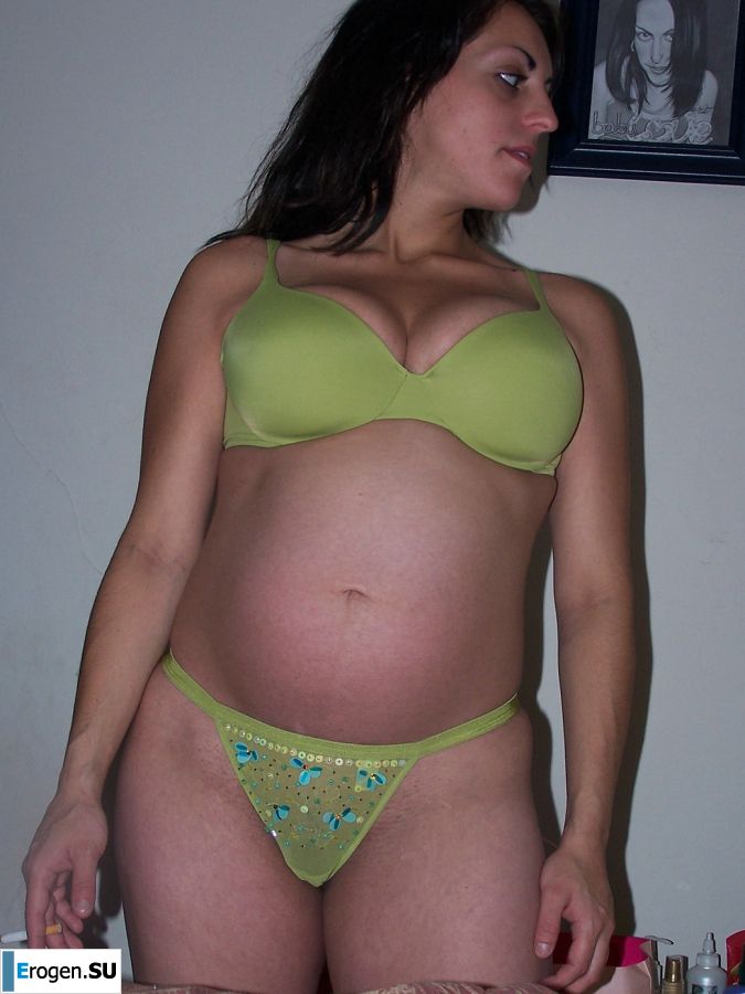 Сексуальная шалунья раздвинула ноги и показала бритую киску. Фото 14