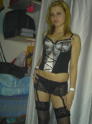 Томная брюнетка в нижнем белье стоит раком и позирует. Эскиз 30