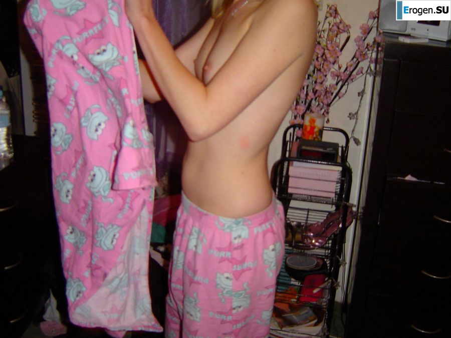 A young girl was completely exposed in a hotel room. Part 2. Photo 4