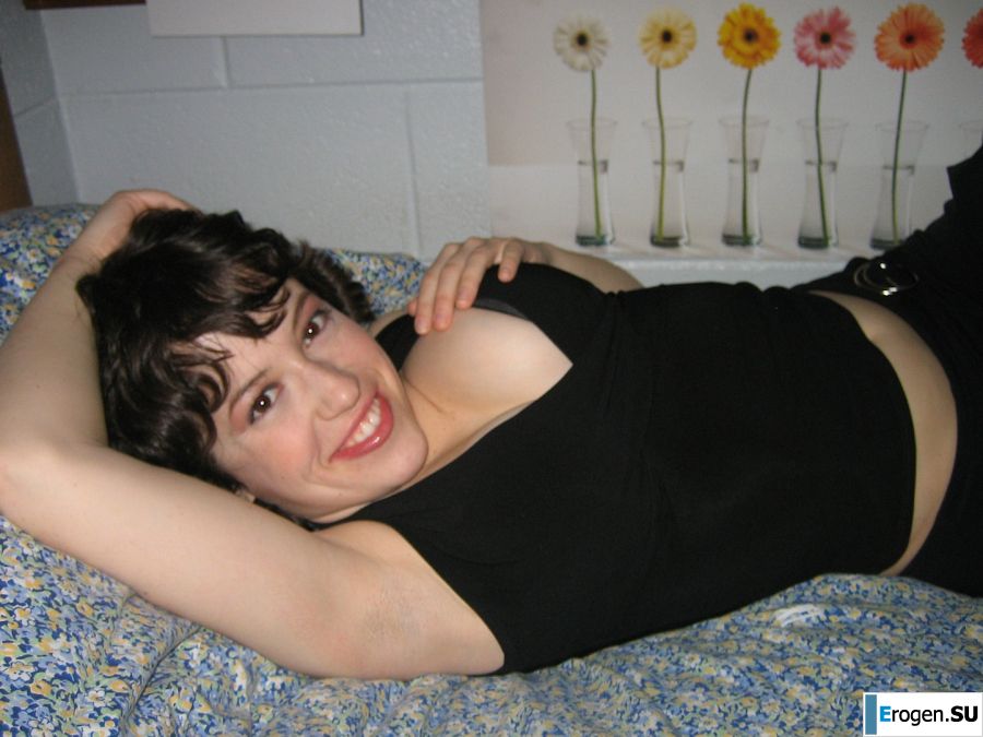 Зрелая телка вытащила большие сиськи из лифчика. Фото 23