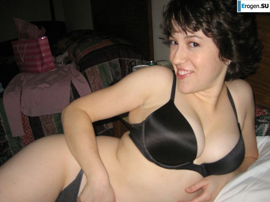 Зрелая телка вытащила большие сиськи из лифчика. Фото 7