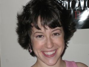 Зрелая телка вытащила большие сиськи из лифчика. Эскиз 6