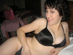 Зрелая телка вытащила большие сиськи из лифчика. Эскиз 7