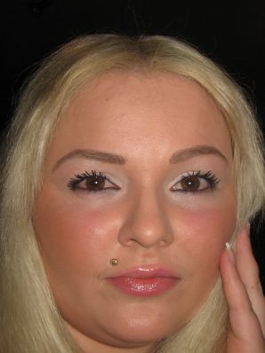 Аппетитная озорная блондинка ублажает подругу вибратором. Эскиз 16