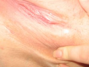 Аппетитная озорная блондинка ублажает подругу вибратором. Эскиз 25