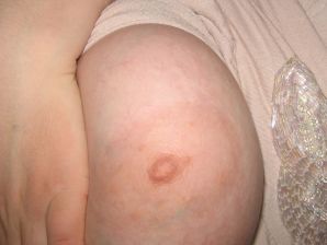 Аппетитная озорная блондинка ублажает подругу вибратором. Эскиз 34