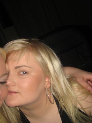 Аппетитная озорная блондинка ублажает подругу вибратором. Эскиз 36