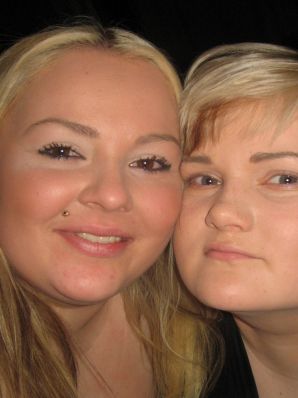 Аппетитная озорная блондинка ублажает подругу вибратором. Эскиз 37