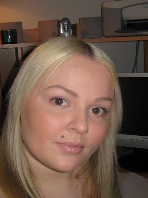 Аппетитная озорная блондинка ублажает подругу вибратором. Эскиз 39