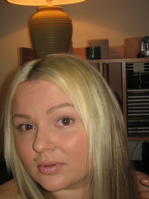 Аппетитная озорная блондинка ублажает подругу вибратором. Эскиз 40