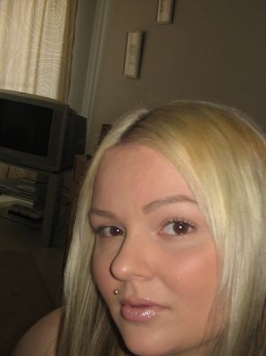 Аппетитная озорная блондинка ублажает подругу вибратором. Эскиз 41