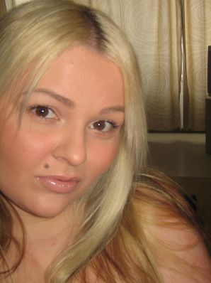 Аппетитная озорная блондинка ублажает подругу вибратором. Эскиз 45