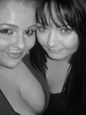 Аппетитная озорная блондинка ублажает подругу вибратором. Эскиз 47