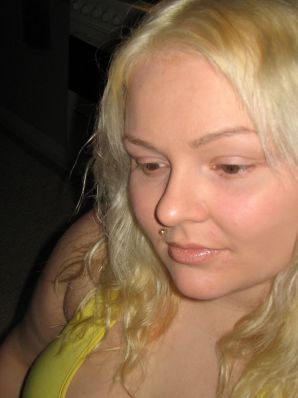 Аппетитная озорная блондинка ублажает подругу вибратором. Эскиз 5