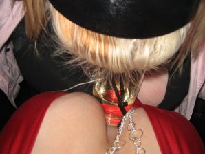 Аппетитная озорная блондинка ублажает подругу вибратором. Эскиз 50