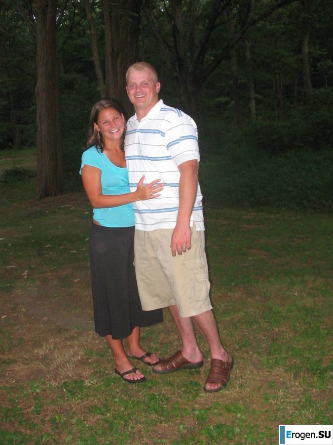 Веселая девушка позирует перед парнем в белье, а после ублажает себя пальчиком. Фото 37