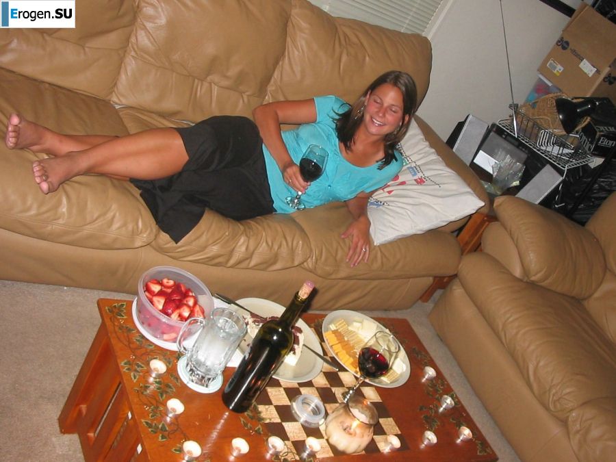 Веселая девушка позирует перед парнем в белье, а после ублажает себя пальчиком. Фото 38