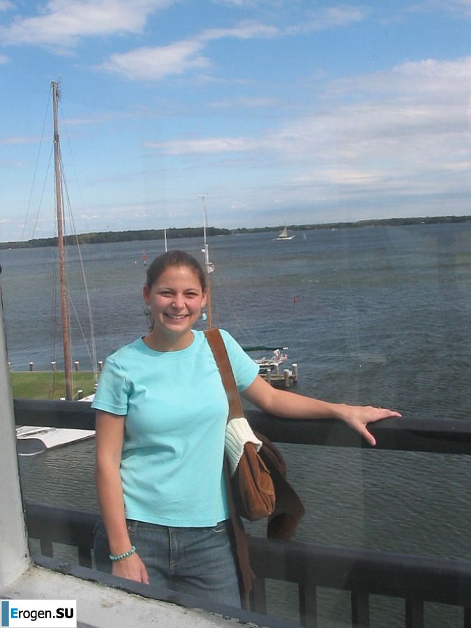 Веселая девушка позирует перед парнем в белье, а после ублажает себя пальчиком. Фото 40