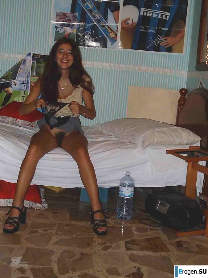 Passionate brunette showed her hairy pussy on vacation. Photo 3