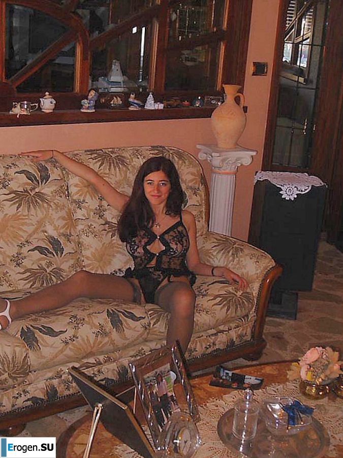 Passionate brunette showed her hairy pussy on vacation. Photo 37