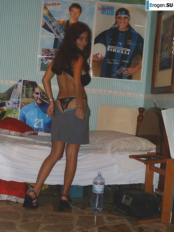 Passionate brunette showed her hairy pussy on vacation. Photo 5