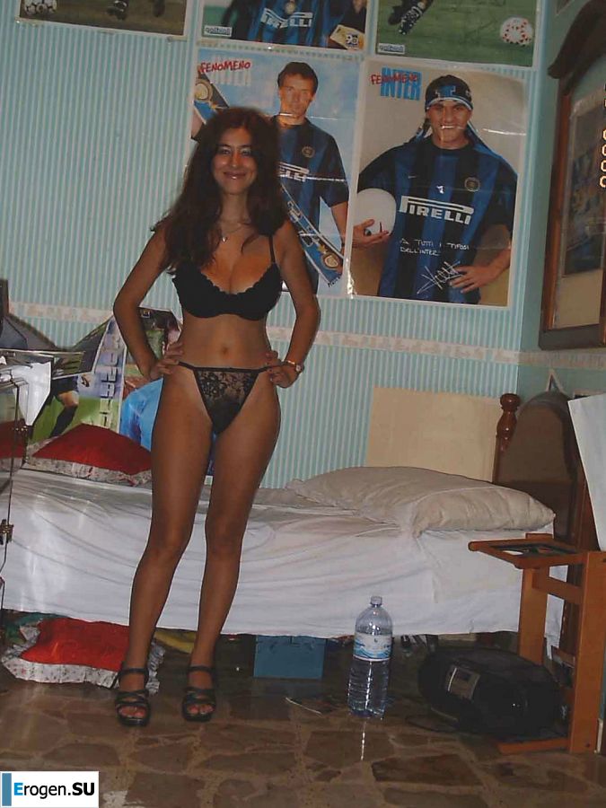 Passionate brunette showed her hairy pussy on vacation. Photo 7