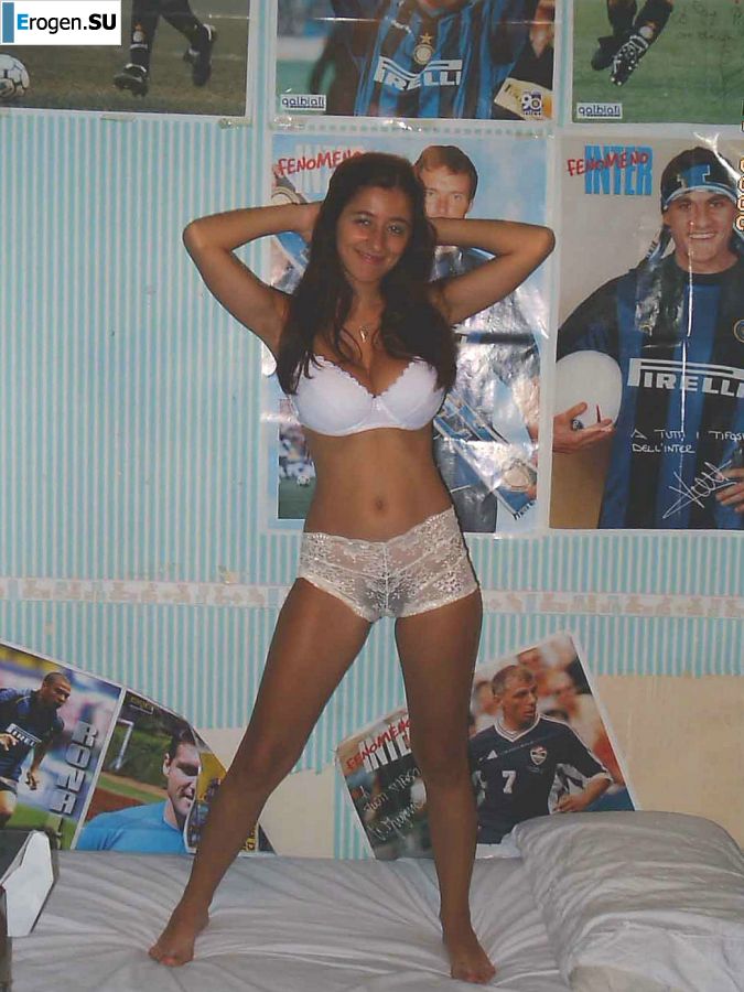 Passionate brunette showed her hairy pussy on vacation. Photo 9