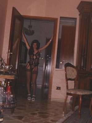 Passionate brunette showed her hairy pussy on vacation. Thumb 34