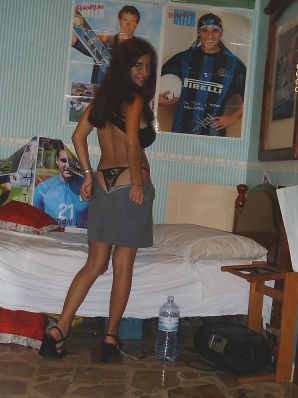 Passionate brunette showed her hairy pussy on vacation. Thumb 5