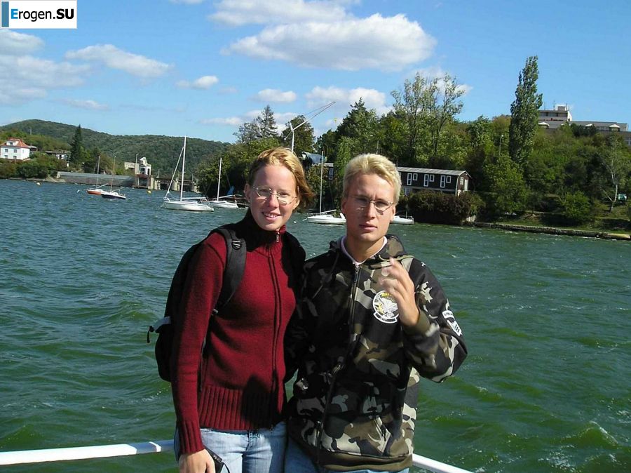 Загорелая блондинка со следами от белья позирует другу. Фото 12